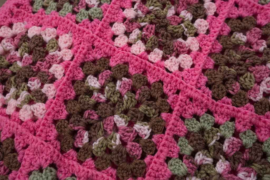A pink and brown woven throw - ZenQ
