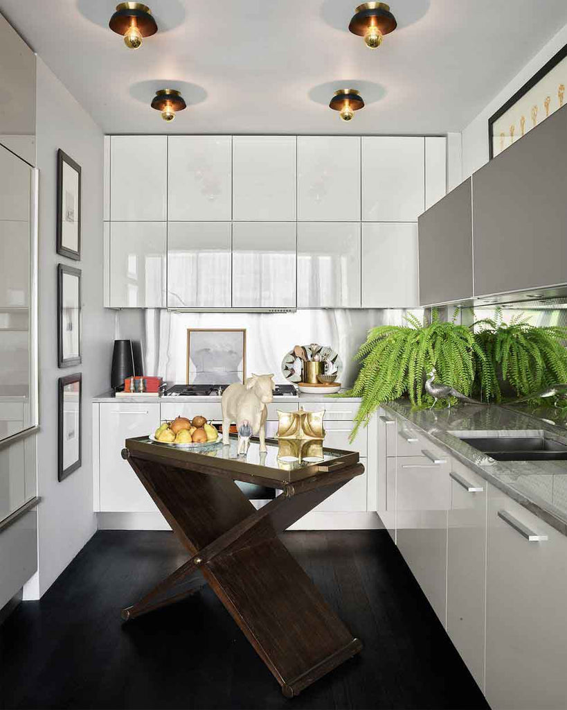 Minimalistic pendant lights in a small, white kitchen I ZenQ Designs
